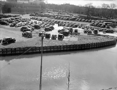 816602 Afbeelding van geparkeerde auto's op het Paardenveld te Utrecht, op de plek van de gesloopte veilinggebouwen. Op ...